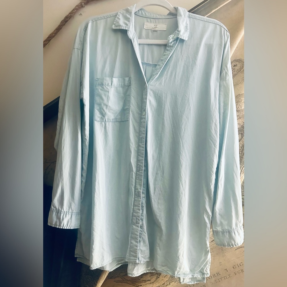 * Thread + Supply Classic Chambray Blue shirt SZ Small Can fit Medium *